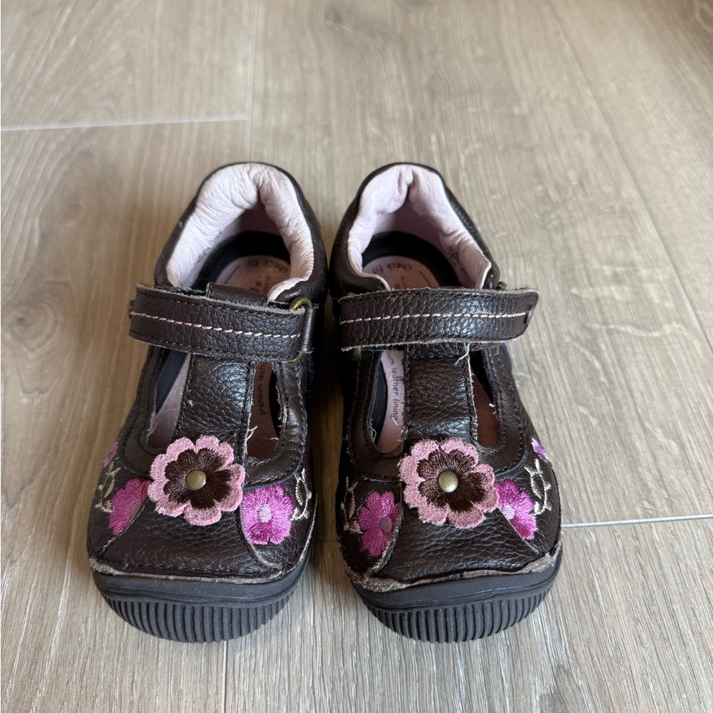 Stride rite 7.5w Kids Brown Leather Mary Janes with Pink Flower Embroidery